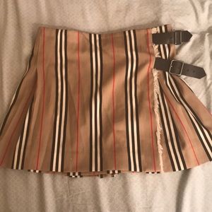 Burberry plat skirt